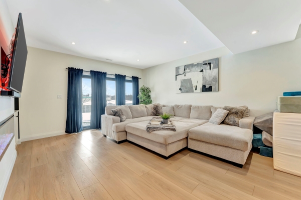 Laminate Flooring in Living Room in Tillsonburg 